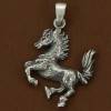 pendentif stylisé cheval cabré