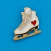 pin's patin blanc avec coeur